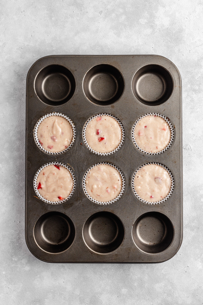 Cupcakes před upečením ve formě na muffiny