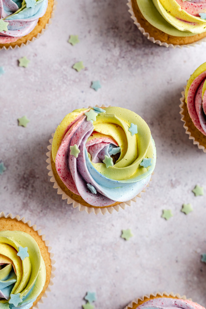 Vegan cupcakes s pastelově duhovým krémem
