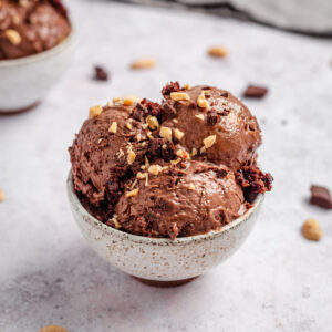 Vegan čokoládová brownie zmrzlina v misce