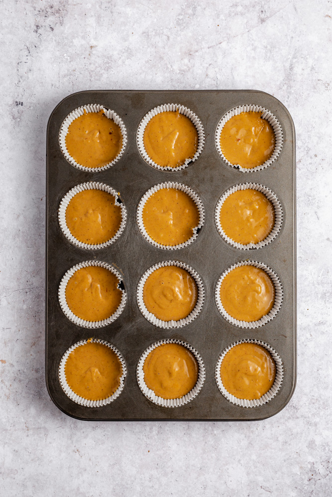 Cupcakes před pečením ve formě na muffiny